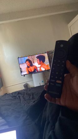 INSIGNIA SMART TV 50”  WITH REMOTE