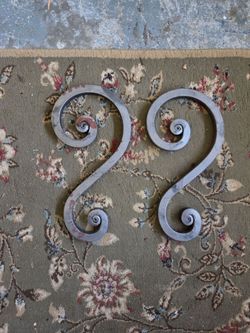 Rolled "S" scrolls end