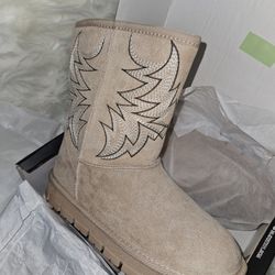 Women's boots size 8.5