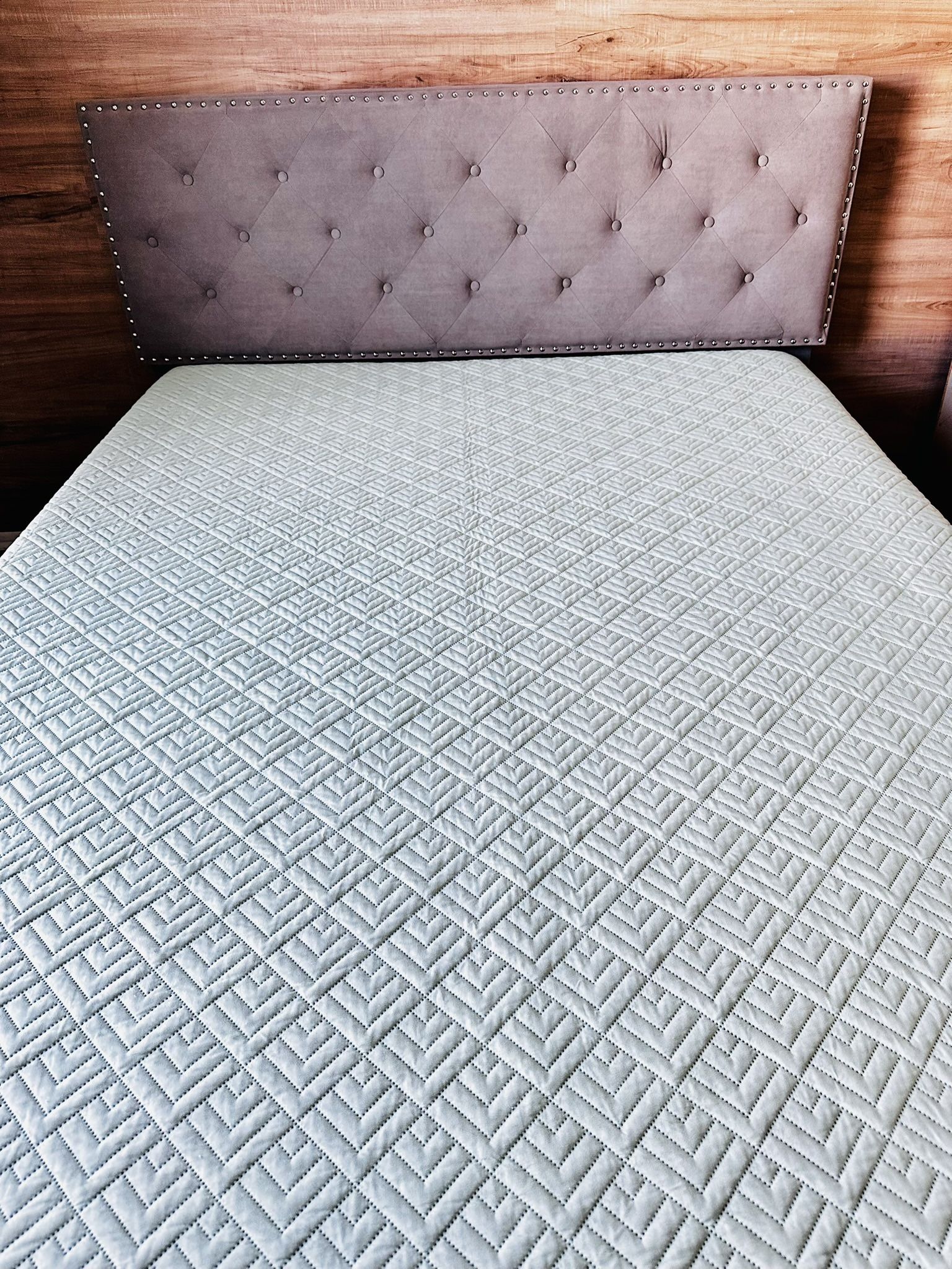 Queen bed + Mattress - Great Condition