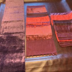 2 Table Runners and 6 Placements 