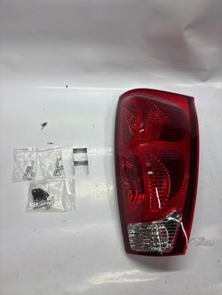 OEM-TL-091-R Factory Style Right Side Taillight Assembly 02-06 Chevy Avalanche 1500 2500