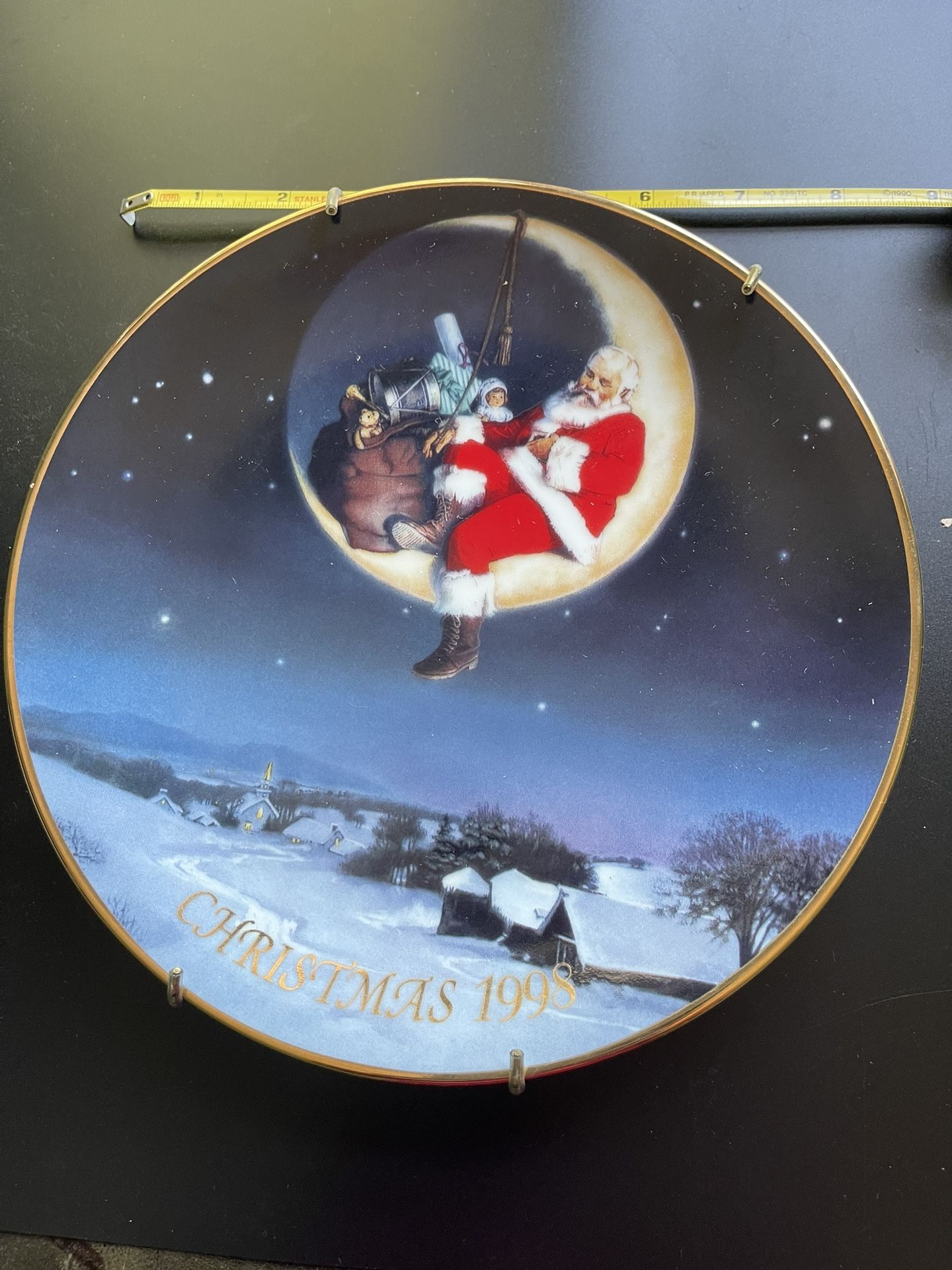 Ernie Norcia For Avon Vintage 1998 Christmas Plate Greetings From Santa 22K Gold Trim