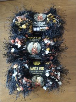 3 small bundles of yarn "tiger eye' by lion brand yarn
Brand new includes free scarf pattern