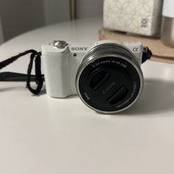 Sony Alpha 5100 (ILCE 5100) With Lens
