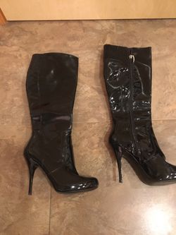Beautiful size 6.5 patent leather women’s black boots. Great condition