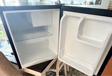 Hisense Mini Fridge 1.6 Cubic Ft (Pickup Only!)