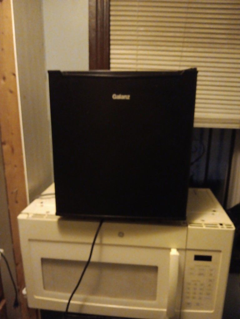 Galanz Mini Fridge