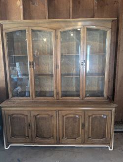 Nice hutch, china cabinet