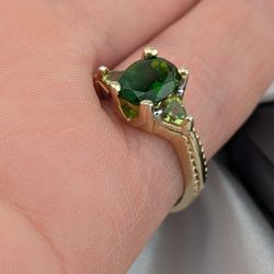 R14✨💚💎💫 14K Yellow Gold ring, size 8, weighing 4.68 grams✨💚