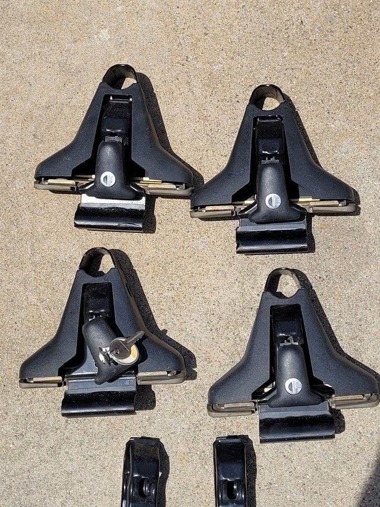 Yakima SST Towers w Four Y6 Clips & Four Y30 Clips Locks & Keys