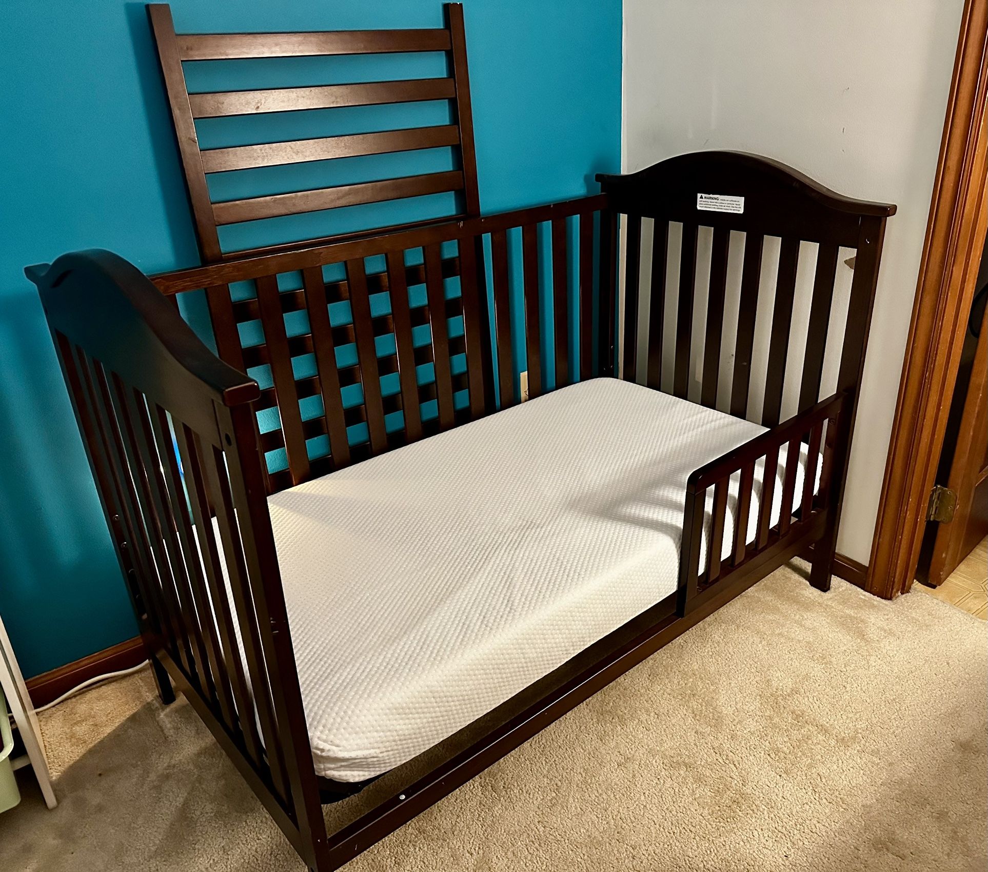 Wooden Crib with Converting Toddler Rail + Like New Mattress