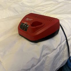 Miñwakee 12 V Charger 