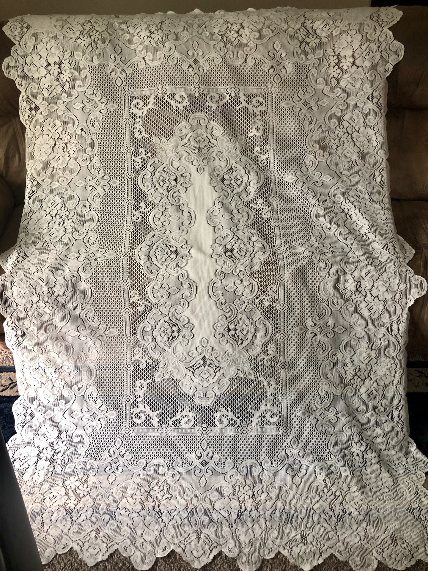 Beautiful off white lace tablecloth in excellent condition! 58 x 84”