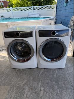 Electrolux washer and gas dryer almost new one receipt for 6 months warranty