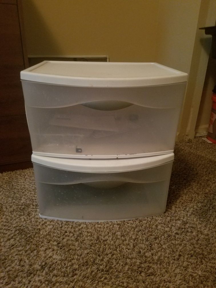 Rubbermaid storage containers