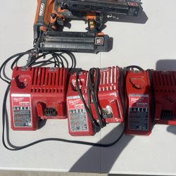 3 cargadores de 18 y 12 volteos 2 pistolas de clavos 18