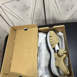 New in Box Women’s Size 7 Camel Crown Closed Toe Hiking Sandals