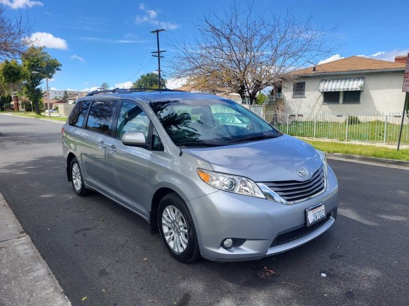 2015 Toyota Sienna for Sale in Los Angeles, CA - OfferUp