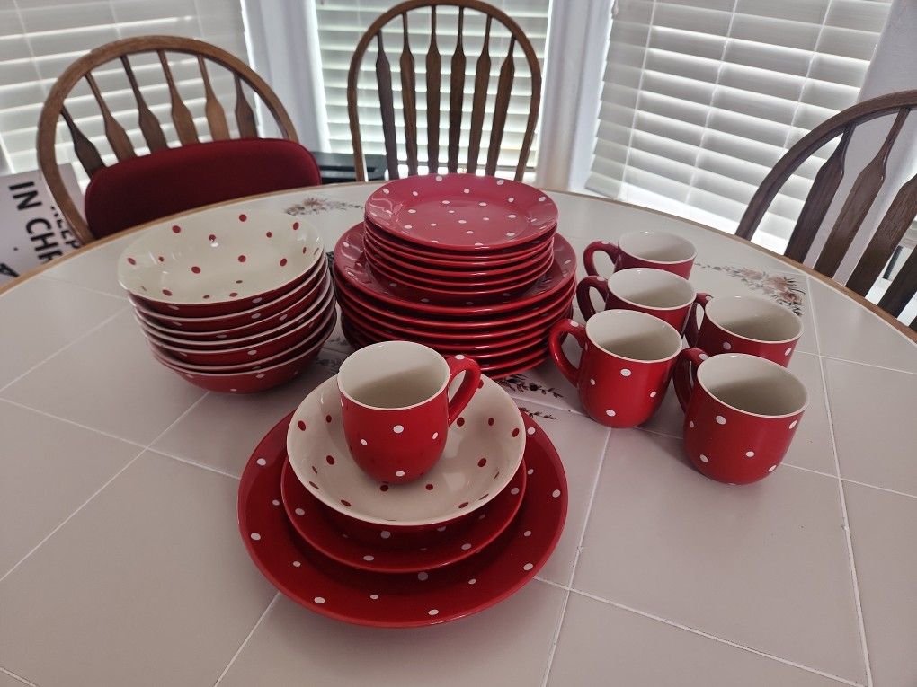 temp-tations polka dot dinnerware set