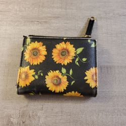Sun Flower Wallet 🌻  Size  . 5"×  4" .  
