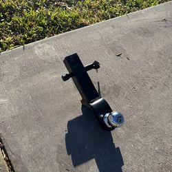 Enganche de remolque (Hitch receiver) 	•	Bola de remolque (Tow ball) Estribos laterales (Running boards / Side steps) 	•	Soportes de montaje (Brackets