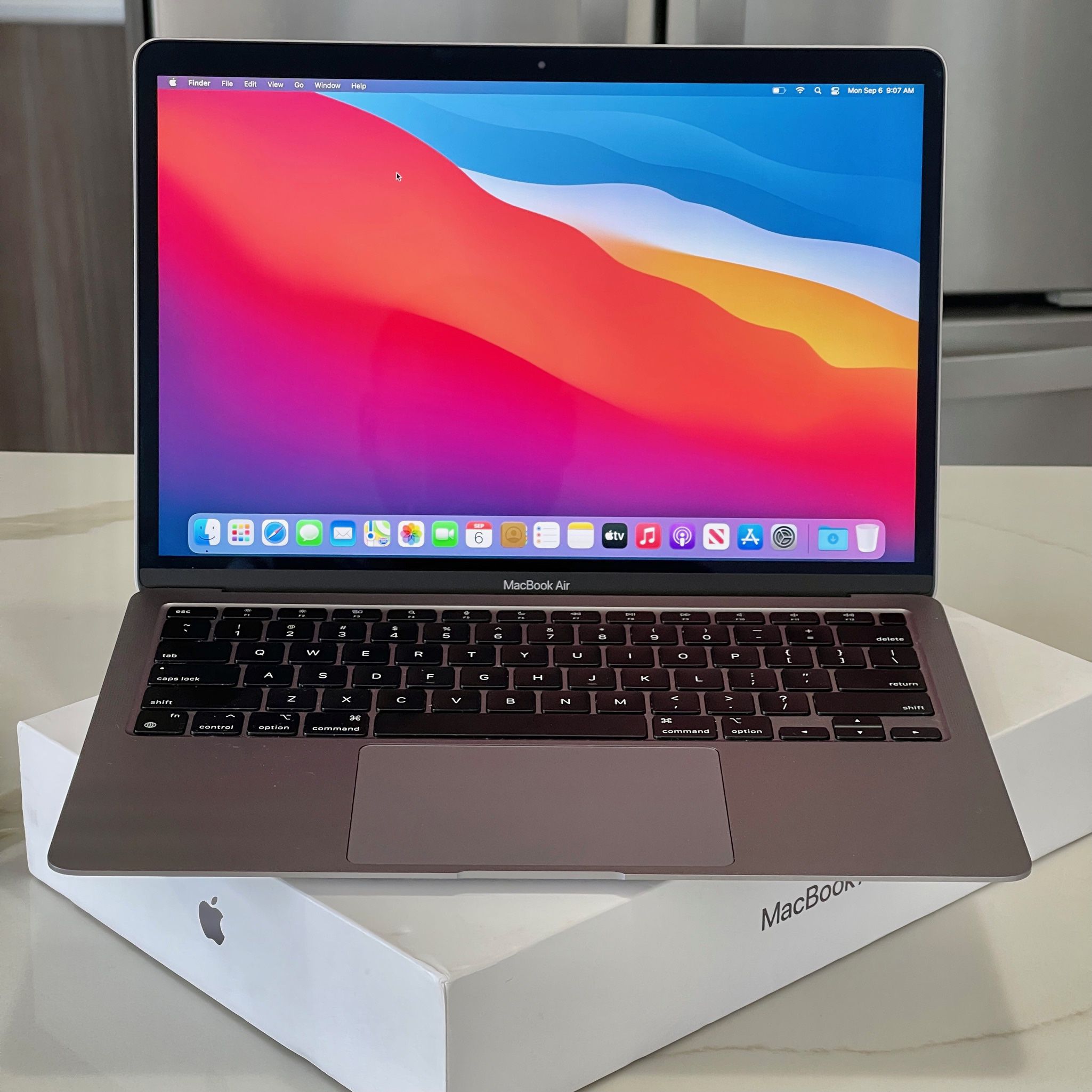 << M1 - Still Under Warranty  >> Apple MacBook Air M1 13.3”  - LATE 2020 ( M1 chip 8-core / 8GB RAM / 512 SSD )  
