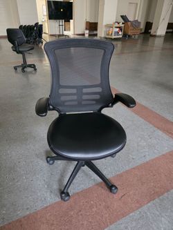 Black Mesh Back Office Chair with Armrests