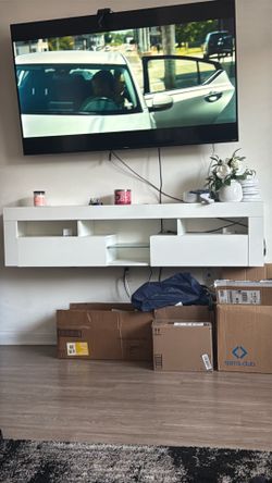 Floating tv shelf