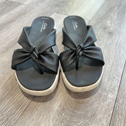 Clarks Cloudsteppers Womens Black Wedge Flip Flop Sandals Size 9