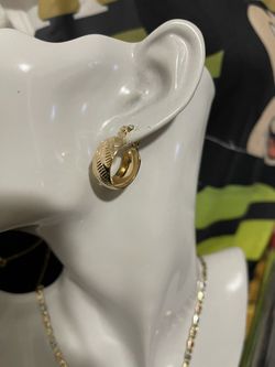 very good quality hoops.  18kt gold plate