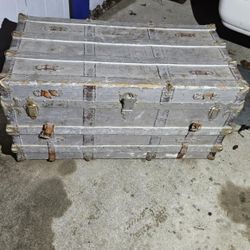Vintage Steamer Trunk (Silver)