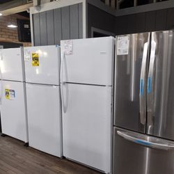 BEAND NEW FRIDGE APARMENT SIZE TOP FREEZER