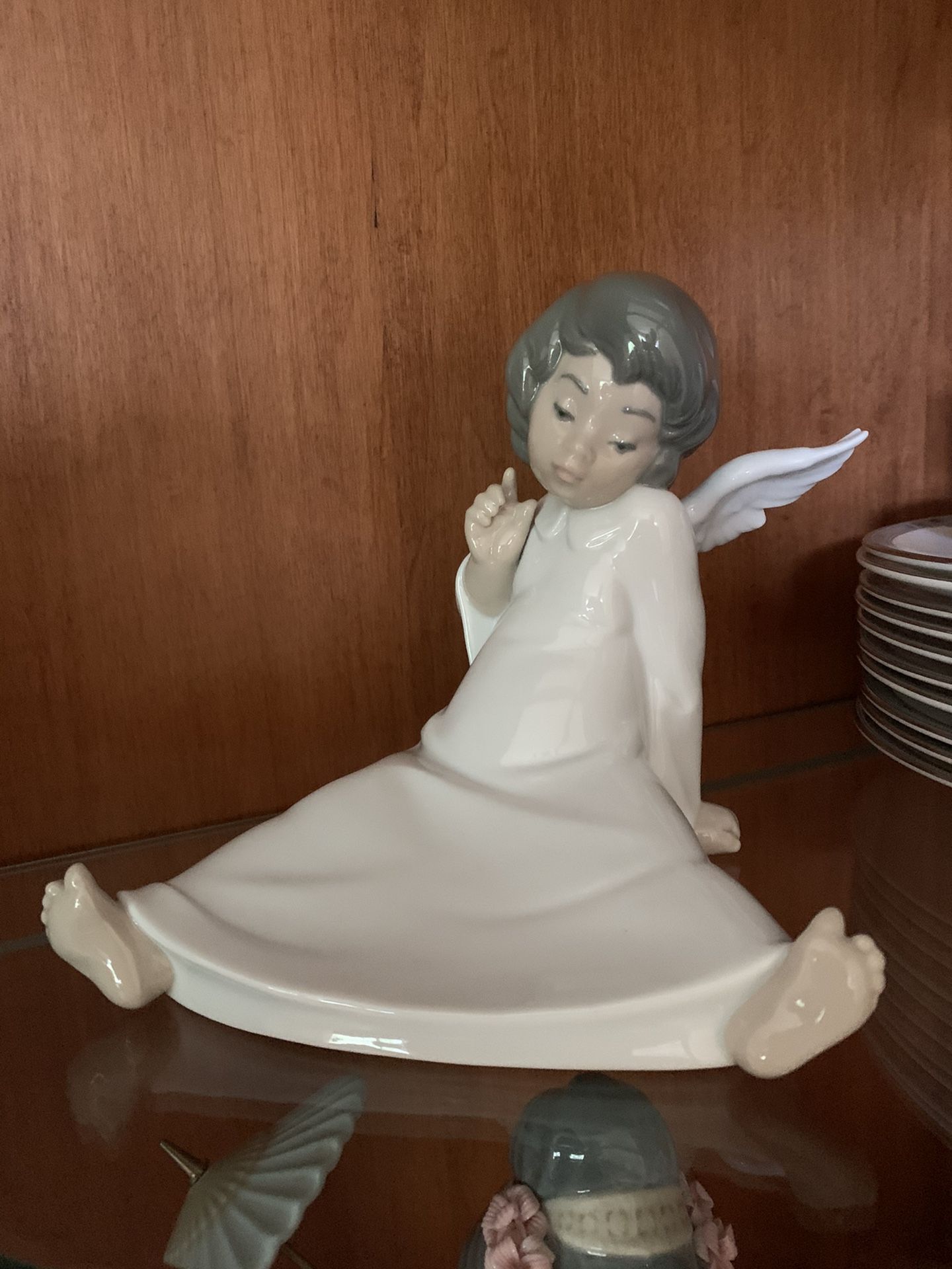 Lladro Figurine #4962 Angel Wondering, Angel Sitting