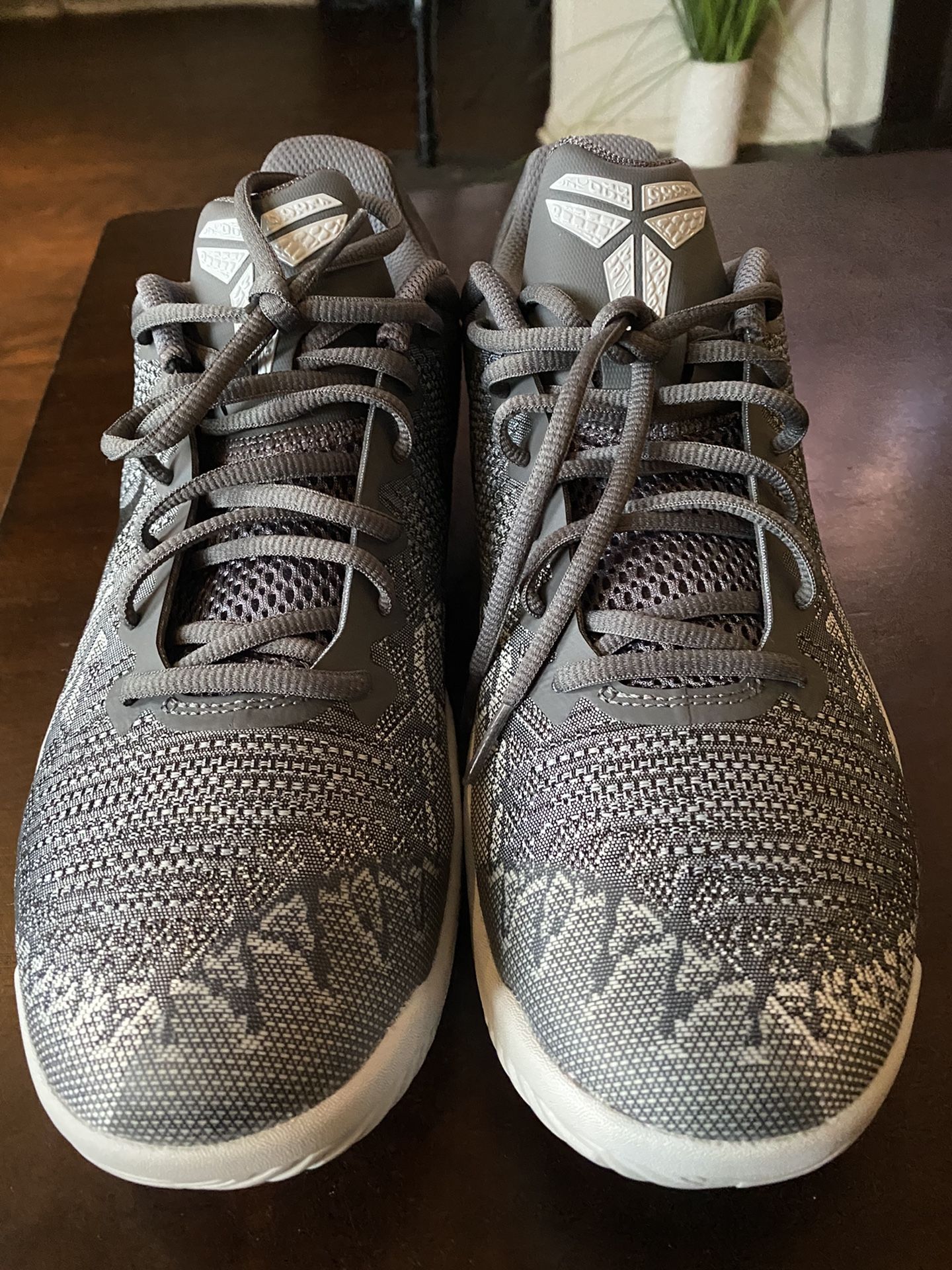 Kobe Brian  Nike shoes New Size 10