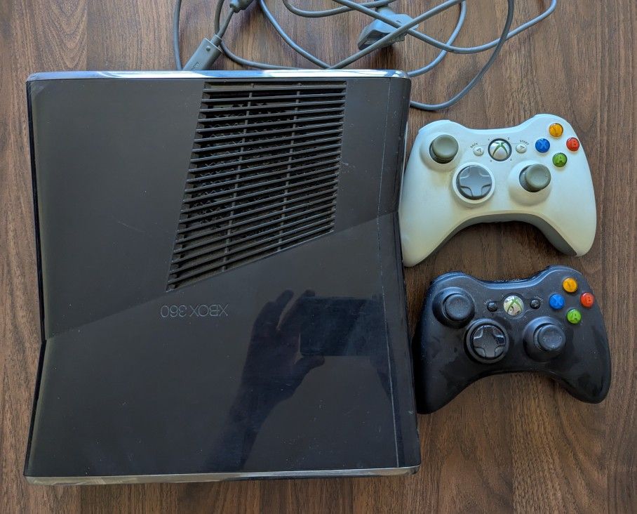 Xbox 360 With 2 Controllers And Games