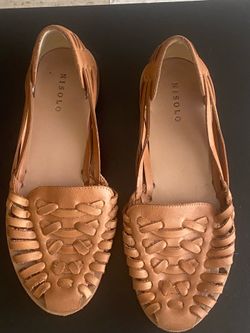 NISOLO HUARACHES Beutiful color size 8.5