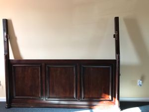 Photo KING HEADBOARD AND FOOTBOARD!!!! ONE PIECE OF THE HEADBOARD LEGS IS CRACKED BUT STILL CAN BE FIXED AND USED !!!!! LMK THANKS AGAIN FOR !! firm !!!