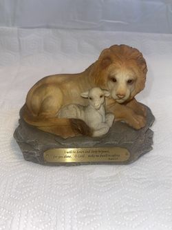 Lion And Lamb Figurine / Great Condition / Metal Golden Plate /Beautiful Piece ! 