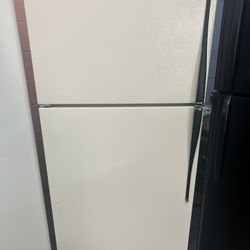18 Cubic Foot Refrigerator With Ice Maker 