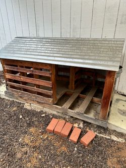 FREE! Pallet doghouse/chicken coop
