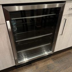 Brand: Danby  Ref Beverage Chtr 11 Bottles Like New 