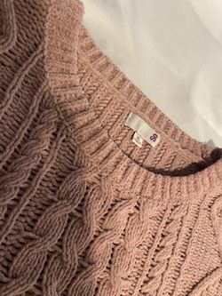 Woman’s knit sweater used still in good condition asking 10$ pick up in Ontario size is XL