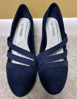 Women’s Size 7 1/2 Navy Suede Heels By Easy Street