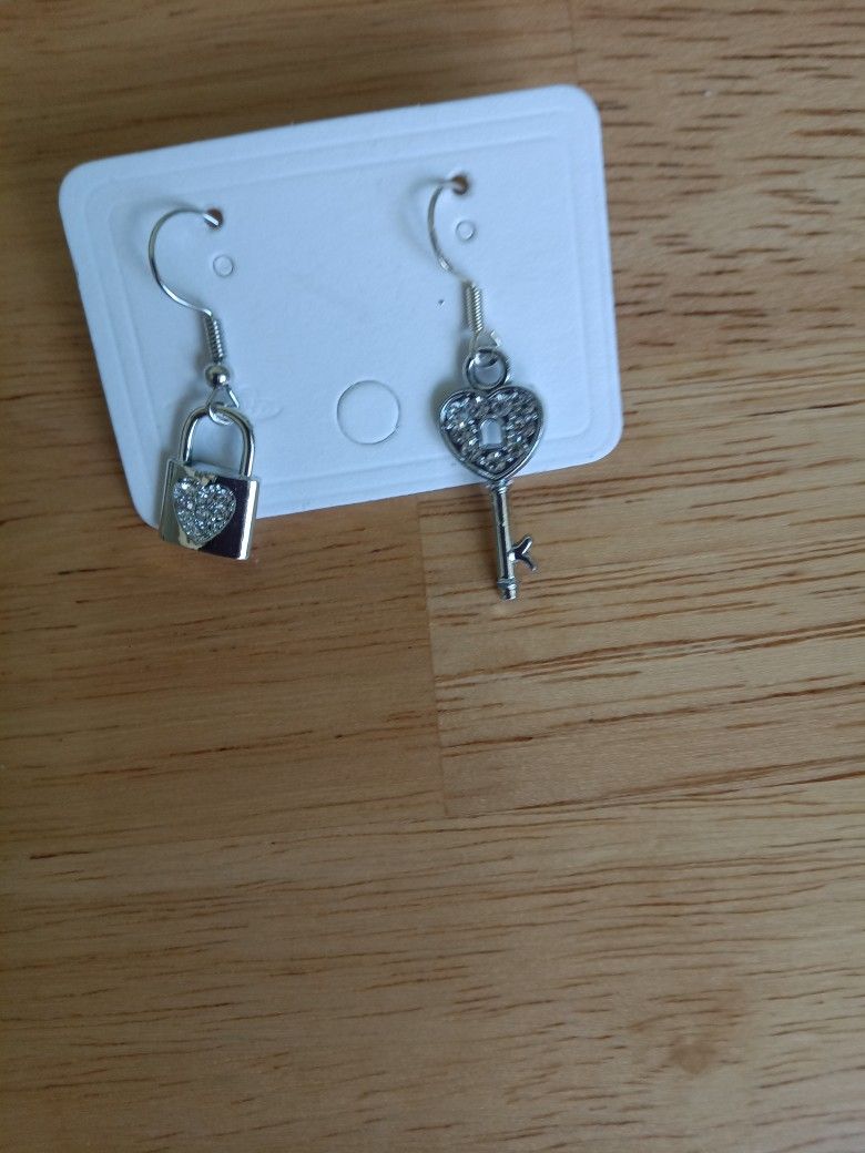 Brand New Blingy Key And Lock Silver Tone Earring Set 