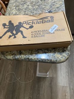 Pickleball Set – 4 Paddles, Balls & Towels
