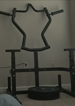 Chest press machine with 4 - 25lb BalanceFrom plates