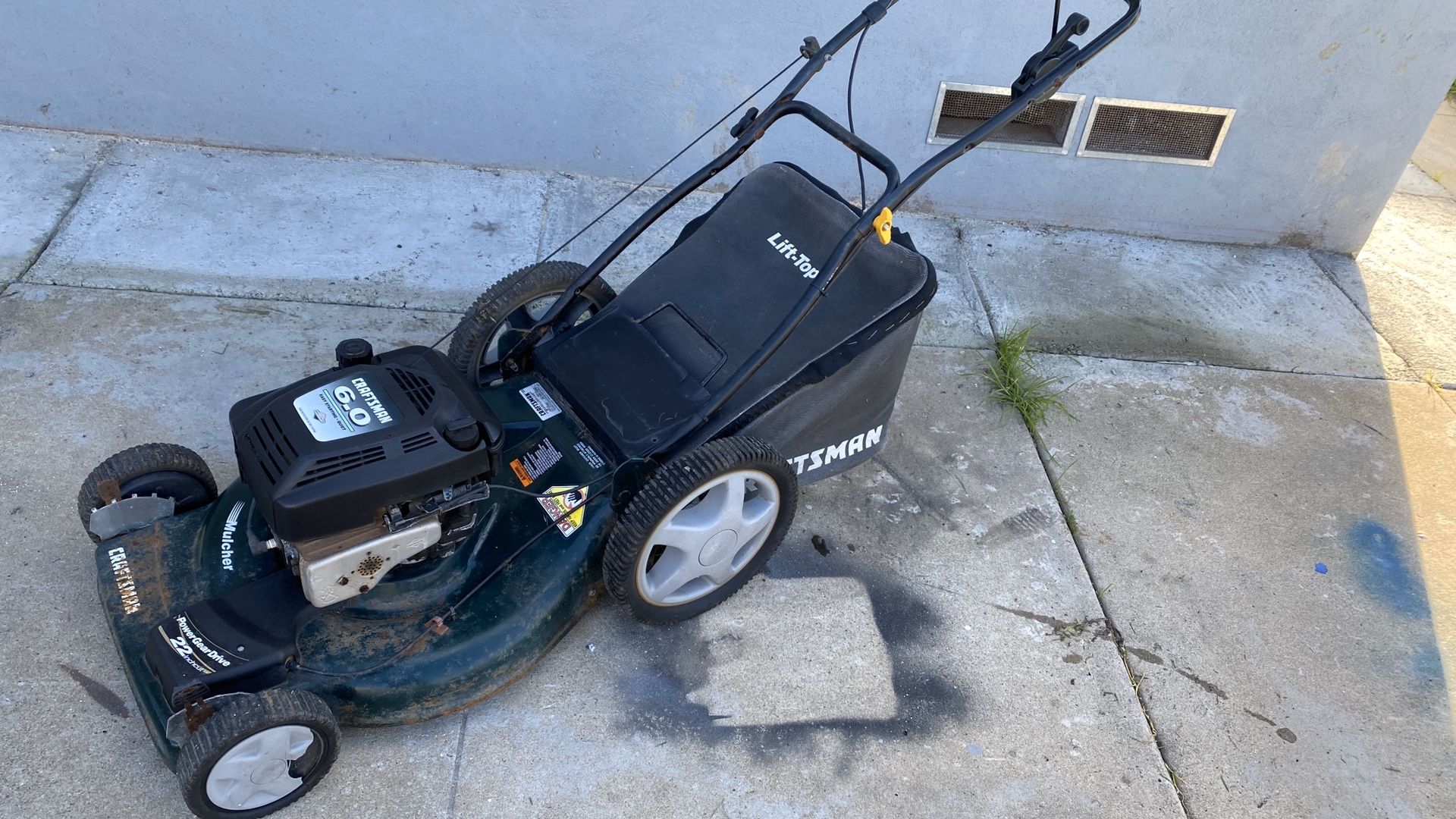 Craftsman Lawnmower 6.0 Self Propelled 22 inch Power Gear Drive Easy Starting with Bag for Sale in San Diego CA OfferUp