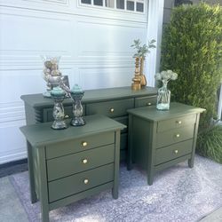 GORGEOUS DRESSER & NIGHTSTANDS