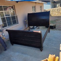 🌹BEAUTIFUL QUEEN SIZE BED FRAME🌹